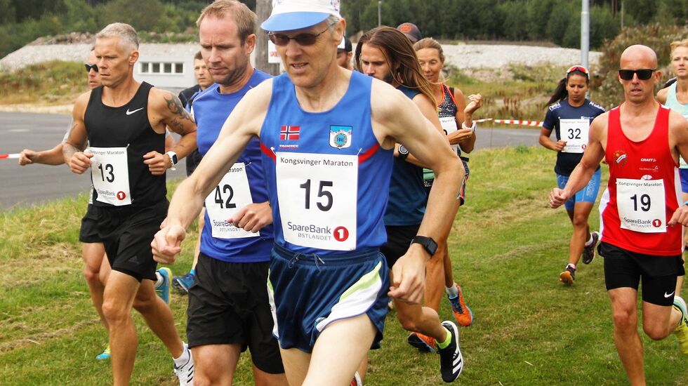 Fra starten på maraton med vinner Morten Stensberg (13) til venstre sammen med bl.a. Henrik Foss (42), Ola Mellem (15) og Henrik Been (19). (Foto: Ole Erik Befring Kristiansen)