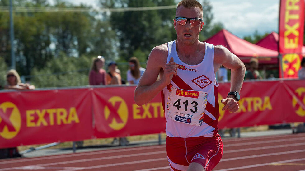 Sondre Nordstad Moen løp sitt eget løp fra start til mål da han tok NM-gull på 10 000 meter. (Foto: Samuel Hafsahl)