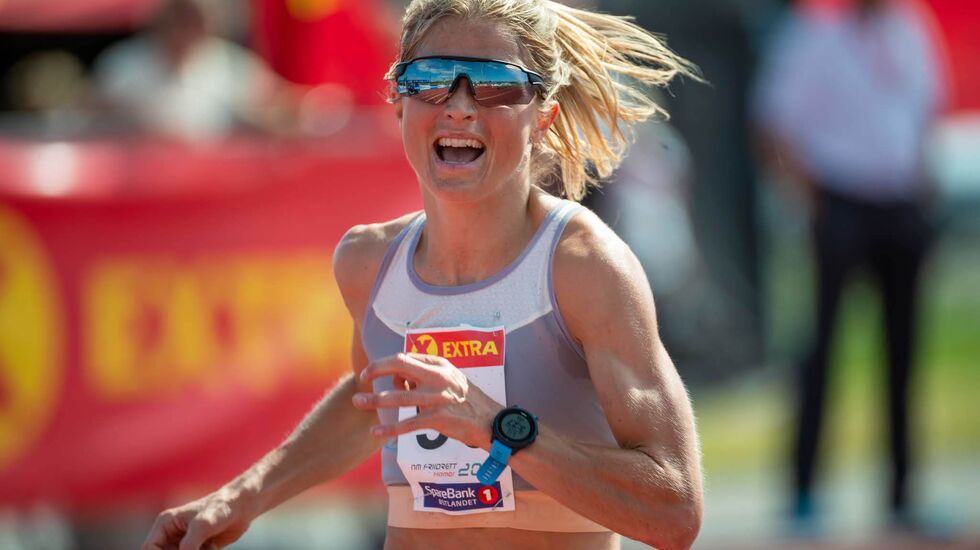 Therese Johaug stormer inn til ny mesterskapsrekord på 10 000 meter i NM friidrett. (Foto: Samuel Hafsahl)