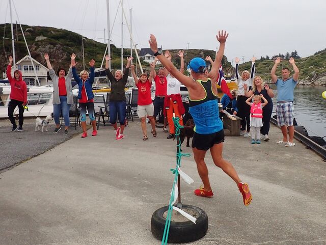 Bølgen for Terje Lyngstad. Her på brygga sto tilskuerne og sang og tok bølgen for alle deltagerne i 7 timer. Heia Terje, heia Terje, olé, olé, olé... osv. (Foto: Olav Engen)