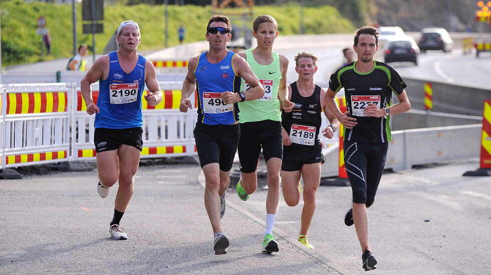 De beste løperne i 5- og 10km-løypen holder sammen på den første runden.