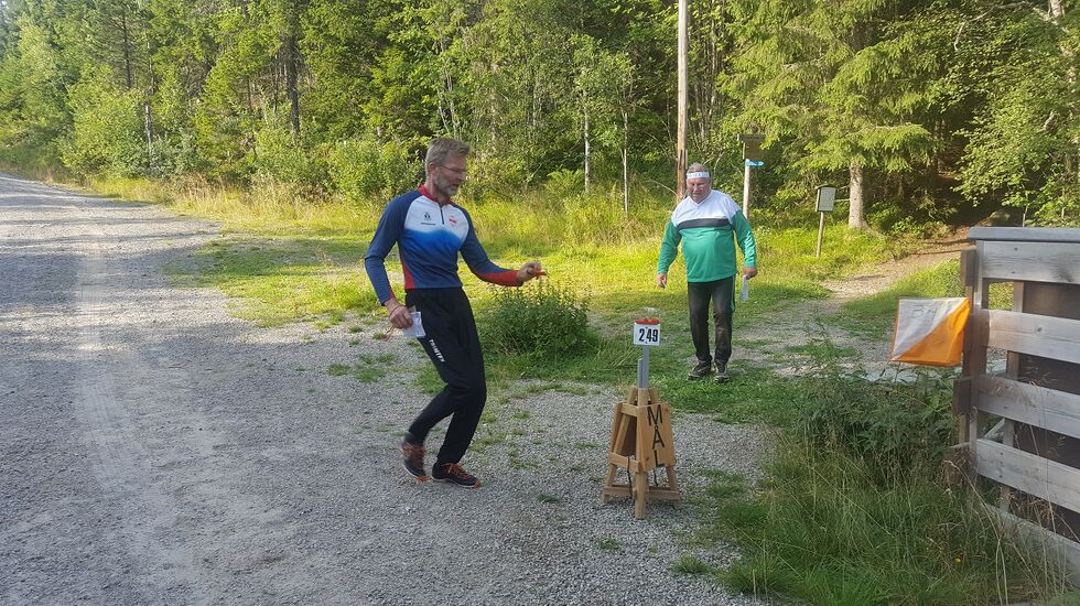 Michael Sætvedt og Arne Gunnar Barflo mot mål på Gåsbu tirsdag kveld. (Foto: Stein Arne Negård) 