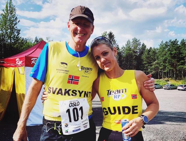 Nesten blinde Kai Glenn Borgersen og ledsager Hege Henriksen var to av deltagerne på 24-timersløpet opp/ned Grefsenkollen. (Foto: Privat)