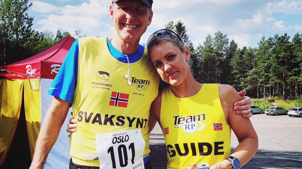 Nesten blinde Kai Glenn Borgersen og ledsager Hege Henriksen var to av deltagerne på 24-timersløpet opp/ned Grefsenkollen. (Foto: Privat)