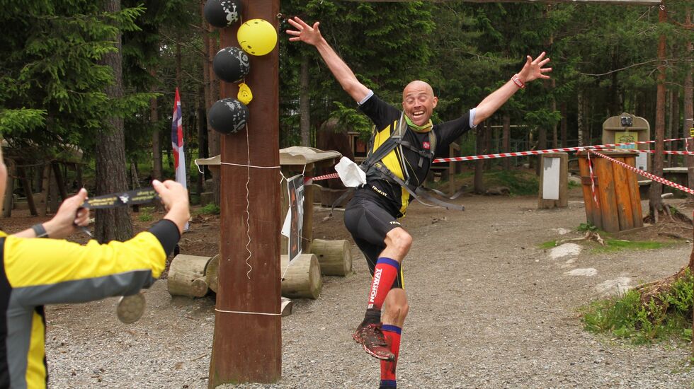 Andreas Gossner byr på seg selv ved målgangen på Romeriksåsen på Langs 2015. Nå tester han nye grenser i TO500. (Foto: Olav Engen)