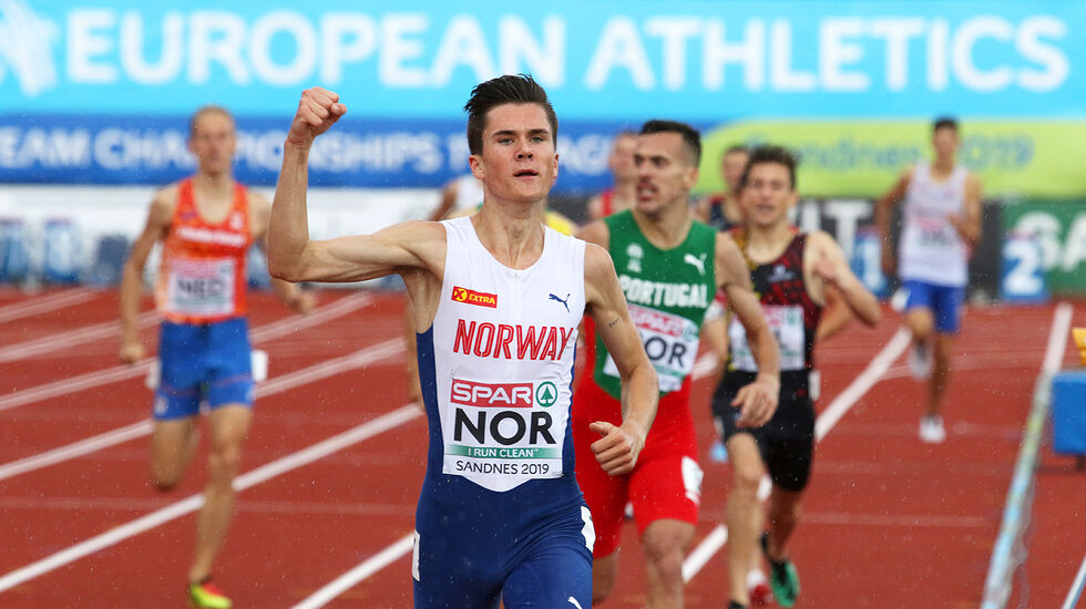 Jacob løper inn til soleklar seier på 1500 meter i Lag-EM på hjemmebane i Sandnes. (Foto: Arne Dag Myking)