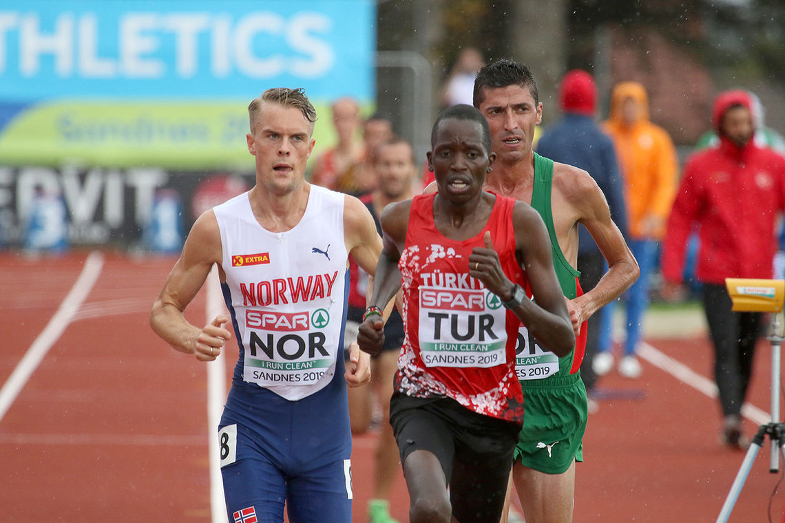 Filip Ingebrigtsen i det han øker farten og kvitter seg med konkurrentene to runder før mål på 5000 meteren. (Foto: Arne Dag Myking)