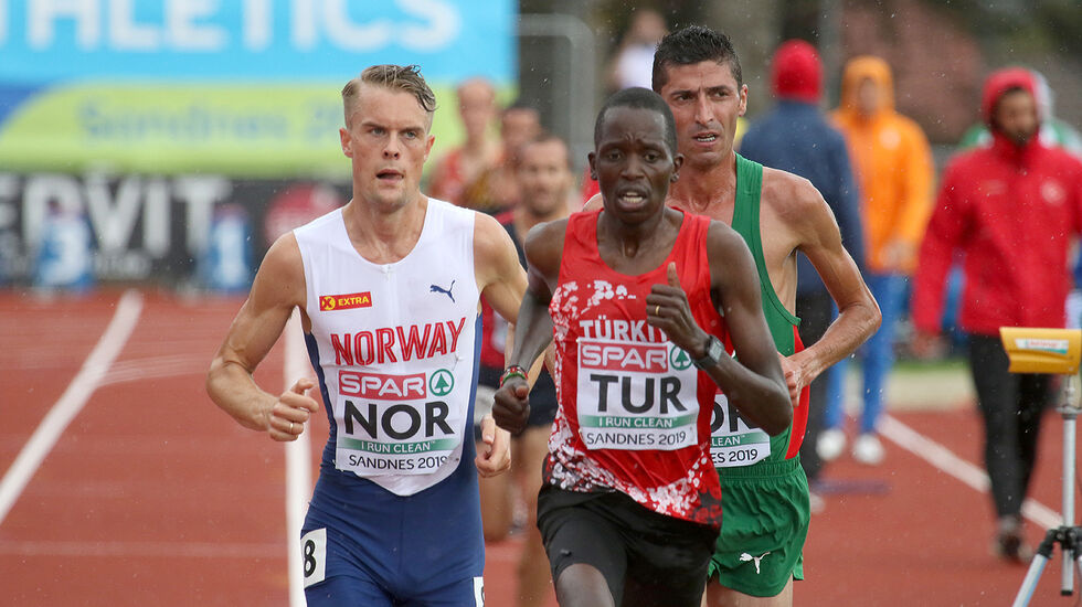 Filip Ingebrigtsen i det han øker farten og kvitter seg med konkurrentene to runder før mål på 5000 meteren. (Foto: Arne Dag Myking)