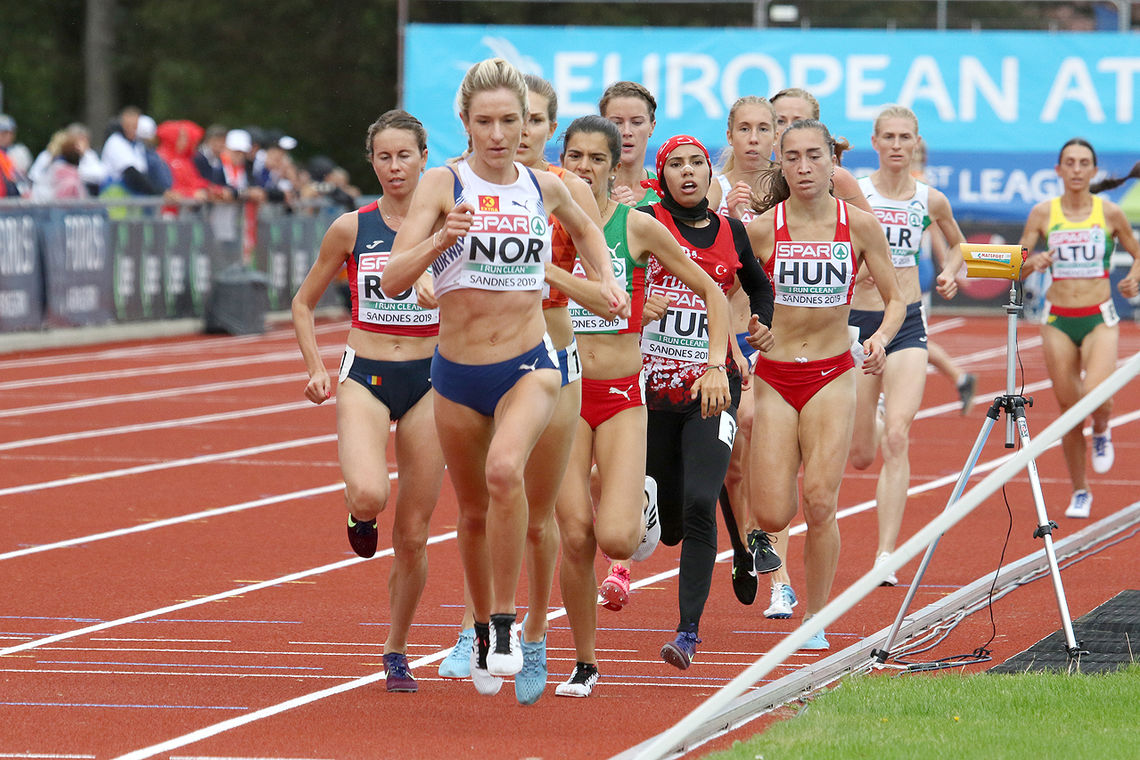 Karoline Bjerkeli Grøvdal hadde ingen problemer med å sikre seieren på 3000 meter i Lag-EM's 1. divisjon. Her har hun gått opp i tet etter 2000 meter.(Foto: Arne Dag Myking)