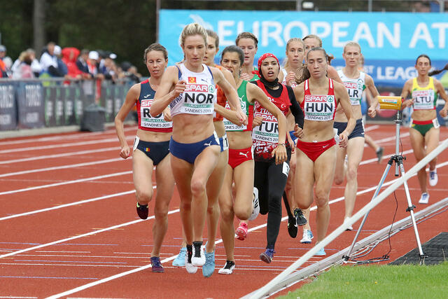 Karoline Bjerkeli Grøvdal hadde ingen problemer med å sikre seieren på 3000 meter i Lag-EM's 1. divisjon. Her har hun gått opp i tet etter 2000 meter.(Foto: Arne Dag Myking)