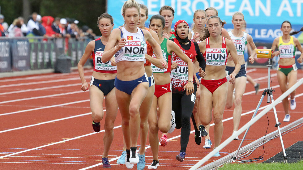 Karoline Bjerkeli Grøvdal hadde ingen problemer med å sikre seieren på 3000 meter i Lag-EM's 1. divisjon. Her har hun gått opp i tet etter 2000 meter.(Foto: Arne Dag Myking)