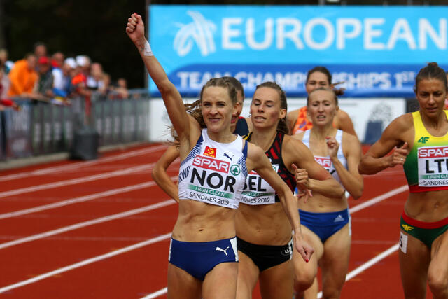 Hedda Hynne kan juble for seier på 800 meter i lag-EM's første divisjon. (Foto: Arne Dag Myking)