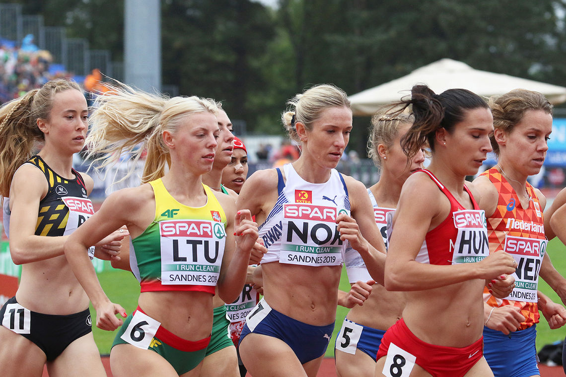 11 kvinner på joggetur da 800 meter ble passert på 2:55. Det var flere enn Karoline Bjerkeli Grøvdal som hadde bestemt seg for å ikke bruke krefter i front. (Foto: Arne Dag Myking)