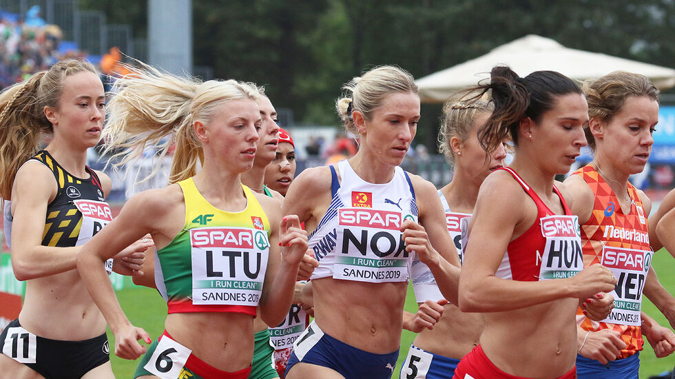 11 kvinner på joggetur da 800 meter ble passert på 2:55. Det var flere enn Karoline Bjerkeli Grøvdal som hadde bestemt seg for å ikke bruke krefter i front. (Foto: Arne Dag Myking)