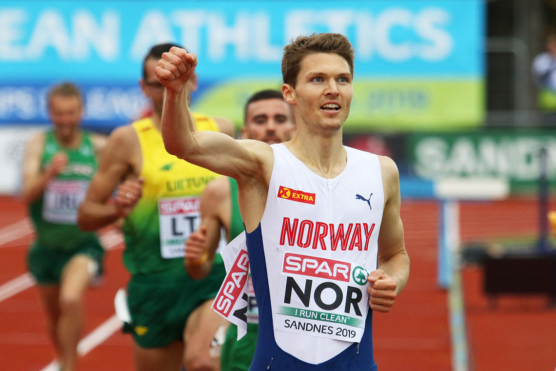 Tom Erling Kårbø løper inn til klar seier på 3000 meter hinder med fall på siste runden. (Foto: Arne Dag Myking)