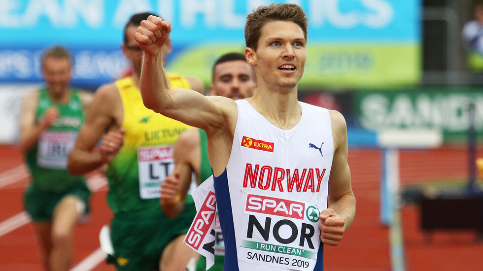 Tom Erling Kårbø løper inn til klar seier på 3000 meter hinder med fall på siste runden. (Foto: Arne Dag Myking)