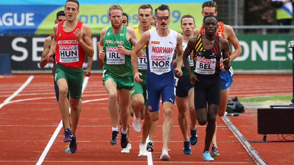 Henrik Ingebrigtsen i et tett felt med 400 meter igjen av 3000-meteren. (Foto: Arne Dag Myking)