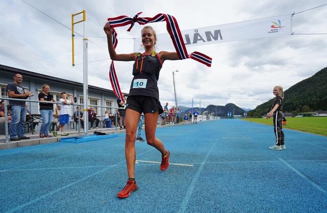 Johanna Åstrøm vinner 7 Lakes. (Foto: Sebastian Mamaj)