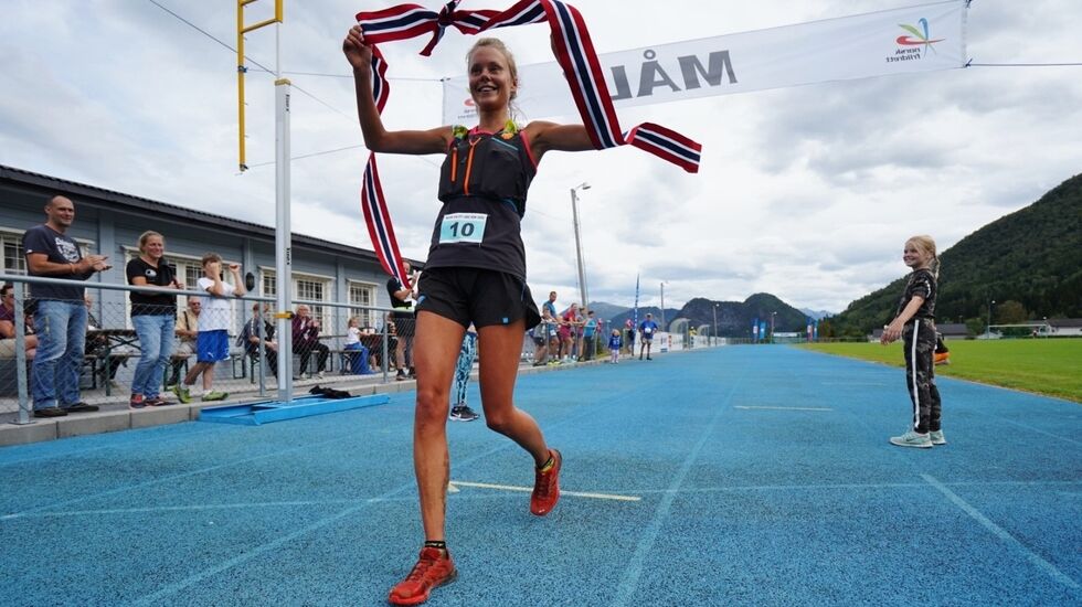 Johanna Åstrøm vinner 7 Lakes. (Foto: Sebastian Mamaj)