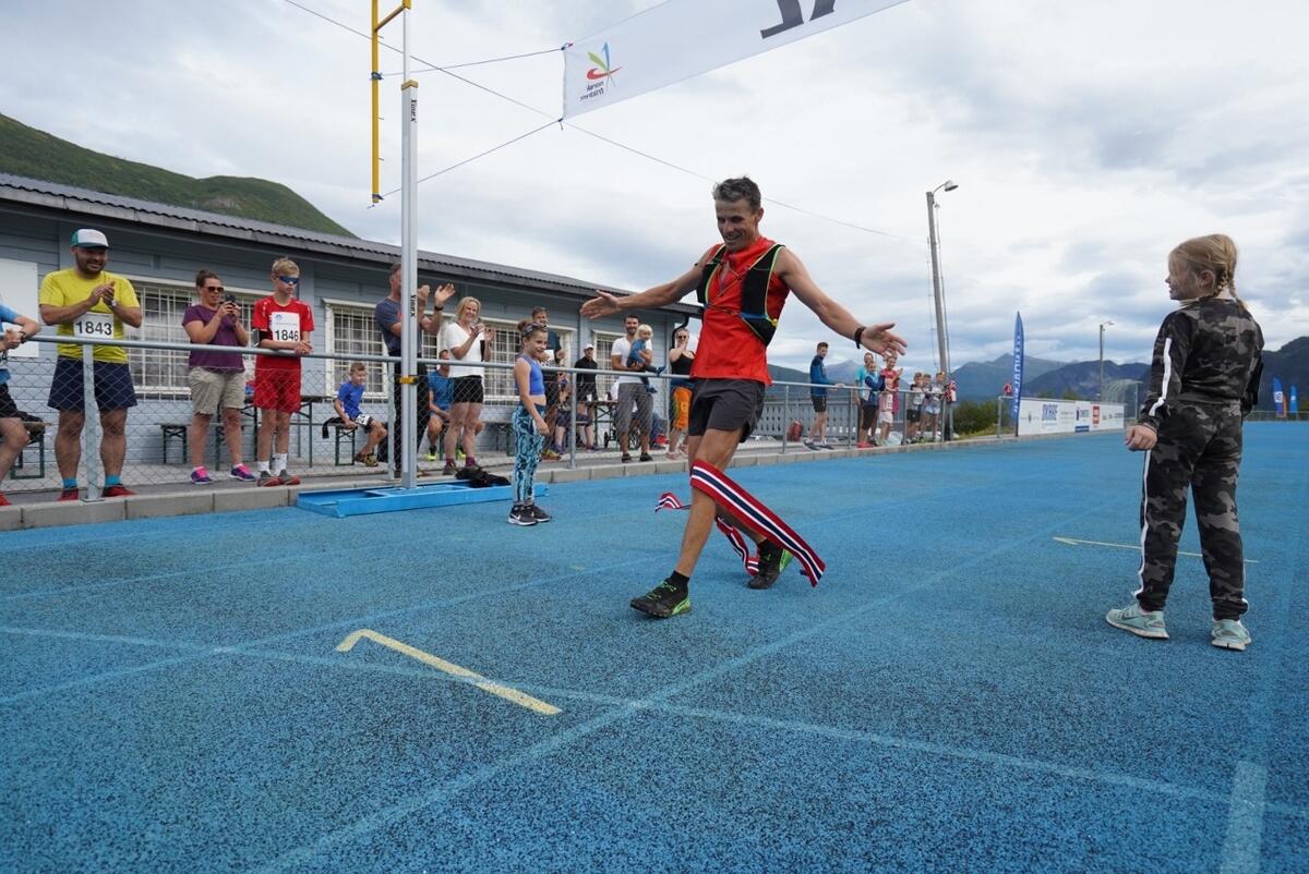 7L_winner_M Ola Hovdenak crossing the finish line (1280x855)