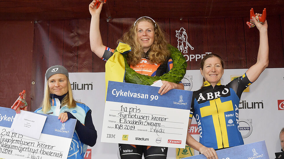 Elisabeth Sveum (midten), Norge og Kloppa Offroad Klubb vant foran Hildegunn Hovdenak, Norge og Nesset CK, 3.08.41. Svenske Jennie Stenerhag, Falu CK/Åbro kom på 3. plass. Alle tre fikk tiden 3.08.41. (Foto:Vasaloppet / Nisse Schmidt)