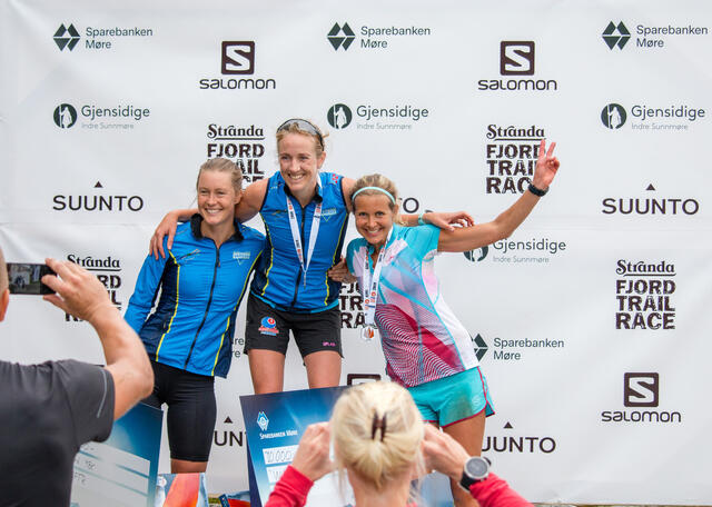 Tre glade bergensere øverst på pallen etter 48 tøffe kilomater i Stranda Fjord Trail Race. (Foto: SFTR)
