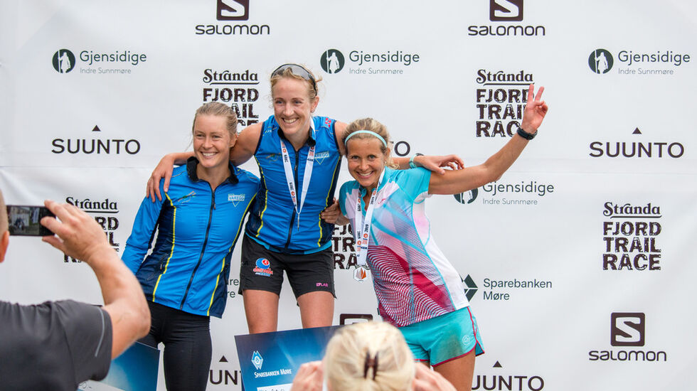 Tre glade bergensere øverst på pallen etter 48 tøffe kilomater i Stranda Fjord Trail Race. (Foto: SFTR)