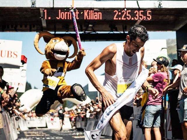 Kilian Jornet løp over mål på ny løyperekord til stor jubel. (Foto: arrangøren)