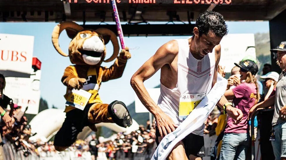 Kilian Jornet løp over mål på ny løyperekord til stor jubel. (Foto: arrangøren) 