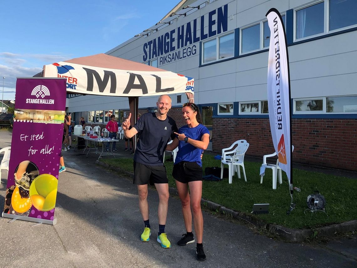 De glade vinnerne, Kjetil Ørbekk og Marit Aamdal, etter årets 14. løp i karusellen på Hedmarken. (Foto: Stangehallen BIL)