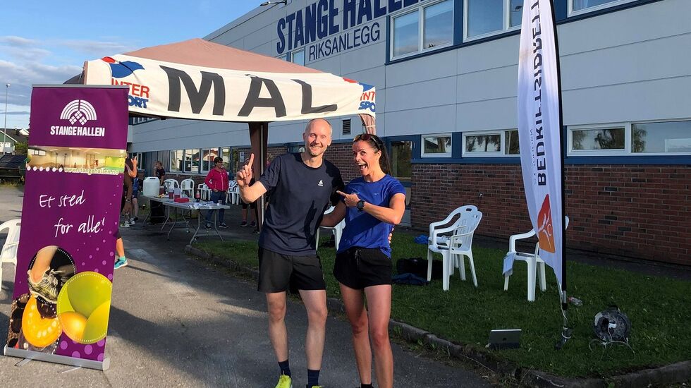 De glade vinnerne, Kjetil Ørbekk og Marit Aamdal, etter årets 14. løp i karusellen på Hedmarken. (Foto: Stangehallen BIL)