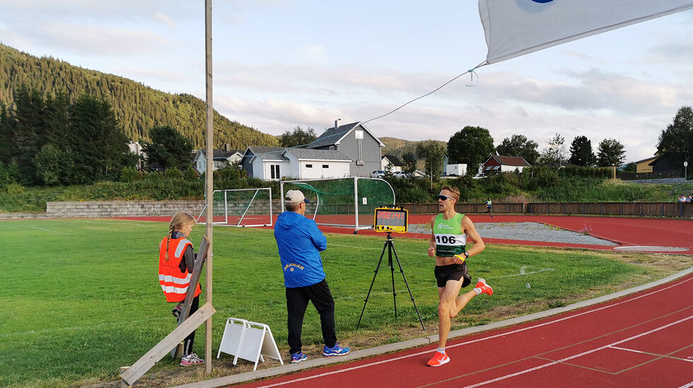 I fjorårets løp ble det seire til Strindheim IL i alle fire klasser; menn og kvinner 5 og 10 km. På bildet ser vi Trond Ørjan Eide på vei til seier på 10 km. (Foto: Bjarne Vad Nilsen)