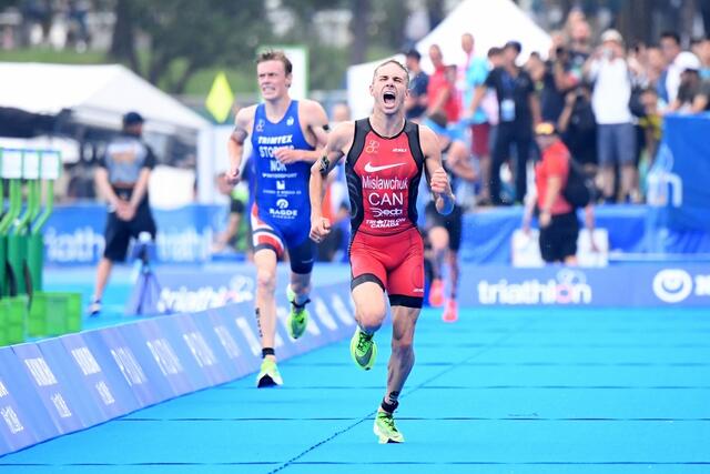 Tyler Mislawchuck hadde en rask spurt og avgjorde mot Casper Stornes på oppløpet. (Foto: Delly Carr/ITU)