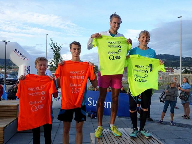 Anne Bjørberg Jenssen (til h.)  og Elmer Skalle med de gule ledertøyene etter  premiere-prologen i Tour of Mjøsa. (Foto fra Tour of Mjøsa's facebookside)