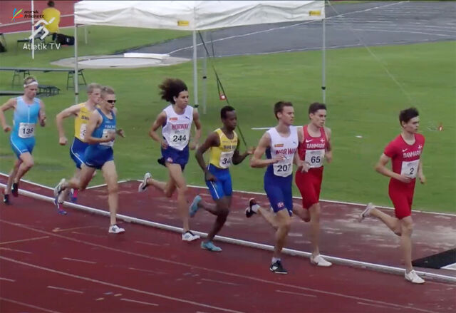 Andreas Vangsnes (207) og Moa Bollerud (244) hang bra med helt til de begge gikk i bakken med 650 m igjen av løpet. (Foto: skjermdump fra streamingen)