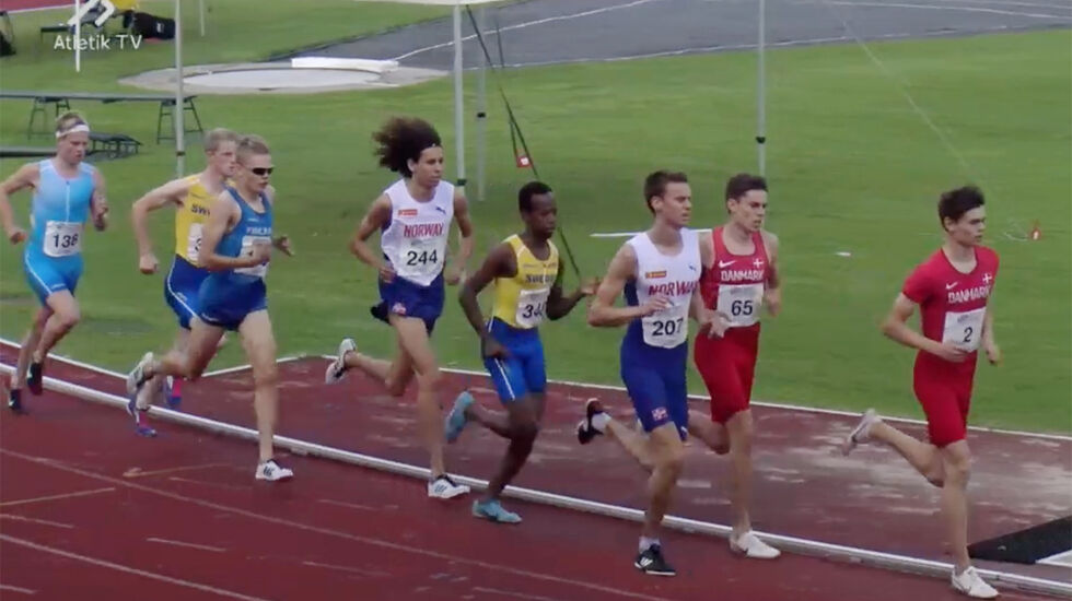 Andreas Vangsnes (207) og Moa Bollerud (244) hang bra med helt til de begge gikk i bakken med 650 m igjen av løpet. (Foto: skjermdump fra streamingen) 