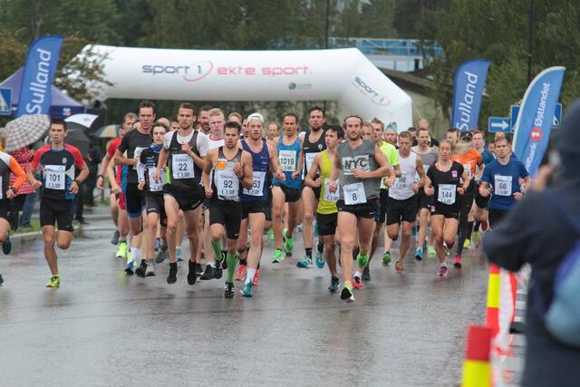Fra starten i det aller første løpet i Tour of Mjøsa i Moelv i 2019. (Arrangørfoto)