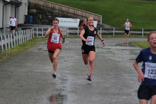 Ania Zielinkiewicz (til venste) og Julie Aspesletten kjempet om seieren til siste meter i idrettsparken i Moelv. (Foto: Finn Olsen)