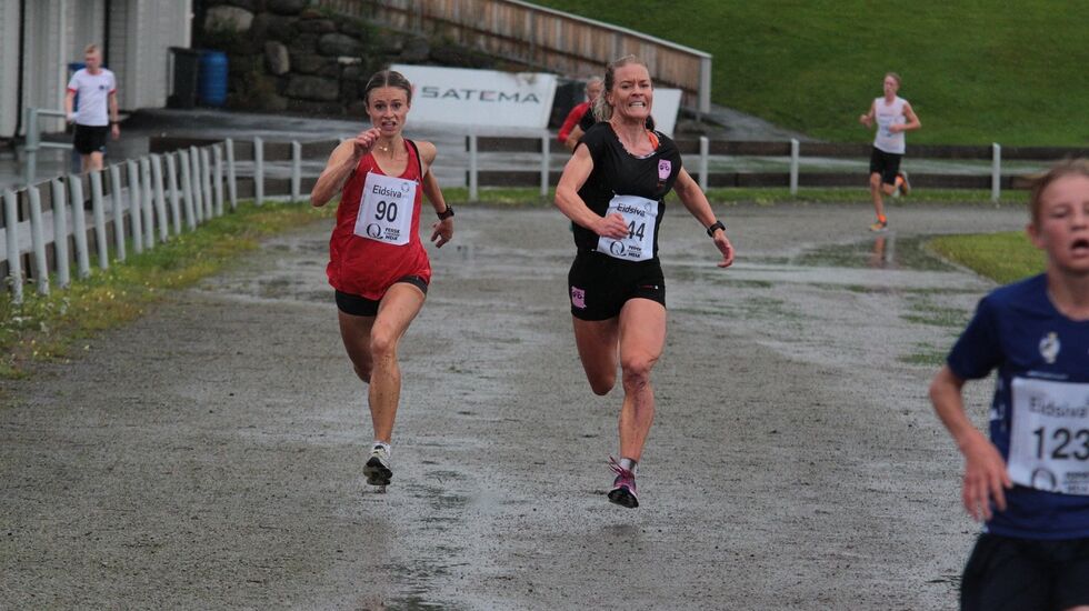 Ania Zielinkiewicz (til venste) og Julie Aspesletten kjempet om seieren til siste meter i idrettsparken i Moelv. (Foto: Finn Olsen)