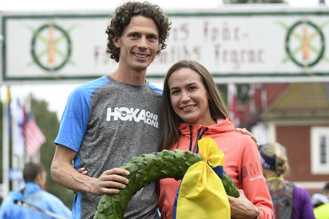 Jim Walmsley fra USA er en av løperne som skal prøve å sette verdensrekord på 100 km. På bildet ser vi Walmsley og Alexandra Morozova fra Russland etter at de vant UltraVasan i 2019. Morozova er ikke med denne helgen. (Foto: Vasaloppet)