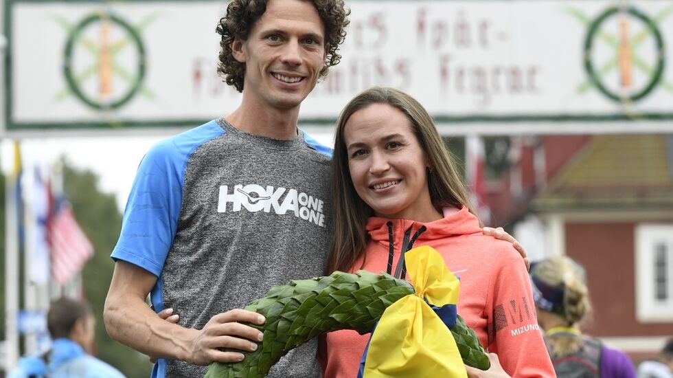 Jim Walmsley fra  USA og Alexandra Morozova fra Russland vant UltraVasans 90 km overlegent. (Foto: Vasaloppet)