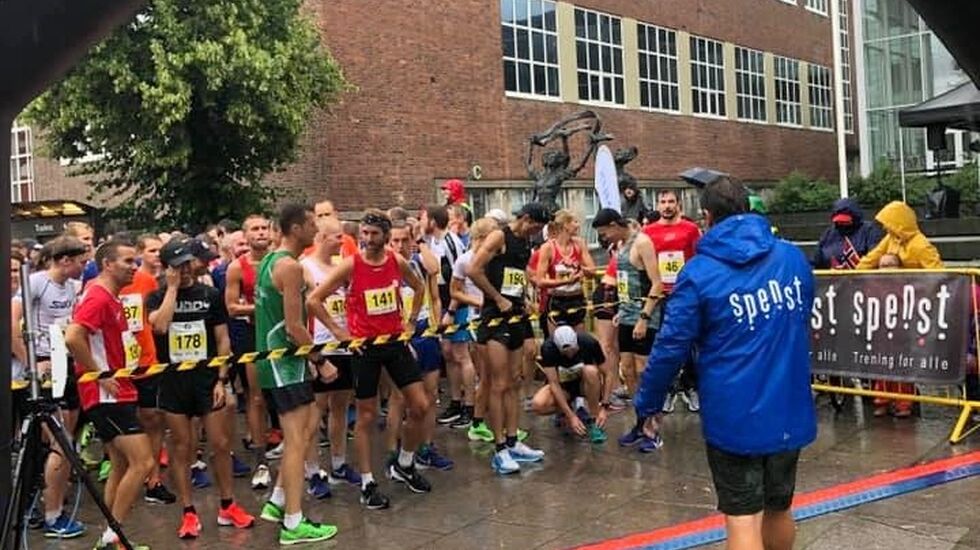 Fra starten på 10 km i en regnvåt gågate i Moss. (Arrangørfoto)