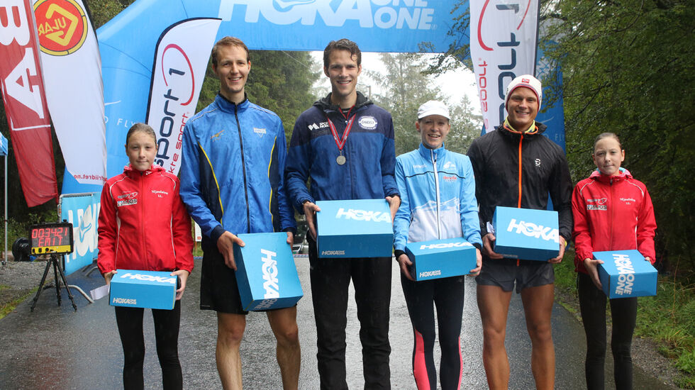 De tre beste kvinner og menn samlet under målbuen under premieutdelingen