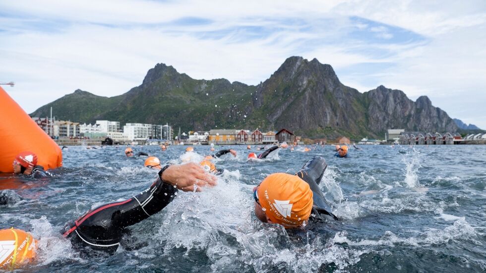 Fra den innledende svømmingen i Svolvær Havn.(Foto: Kristin Folsland Olsen)