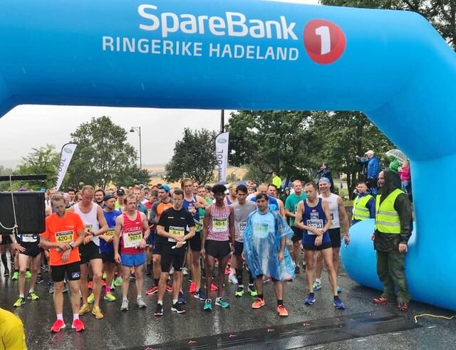 Klart for start på maratonstafetten. Vinnerlaget IF Hälle ses med nummer 45. (Arrangørfoto)