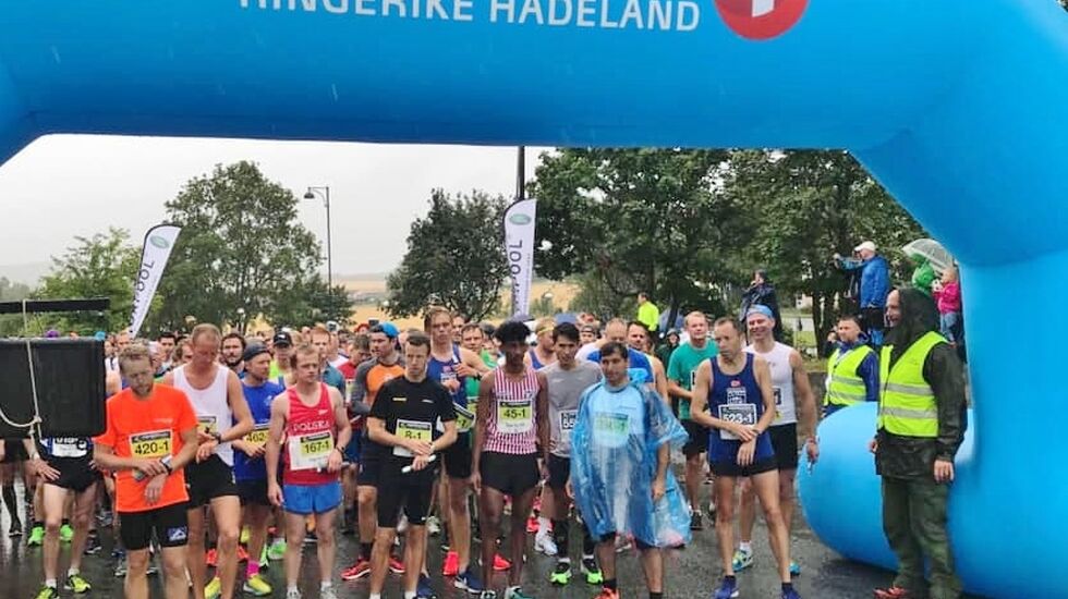 Klart for start på maratonstafetten. Vinnerlaget IF Hälle ses med nummer 45. (Arrangørfoto)