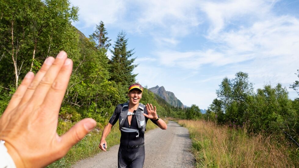 Sara Iselin Johnsen gratuleres underveis på den avsluttende løpsetappen der hun er i suveren ledelse. (Foto: Kristin Folsland Olsen)