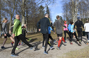 Gruppetrening: På fellestreninger kan en få nye impulser. Drill- og spenstøvelser er et nokså fast innslag på Kondistreninga i Oslo der dette bildet er tatt. (Foto: Bjørn Johannessen)