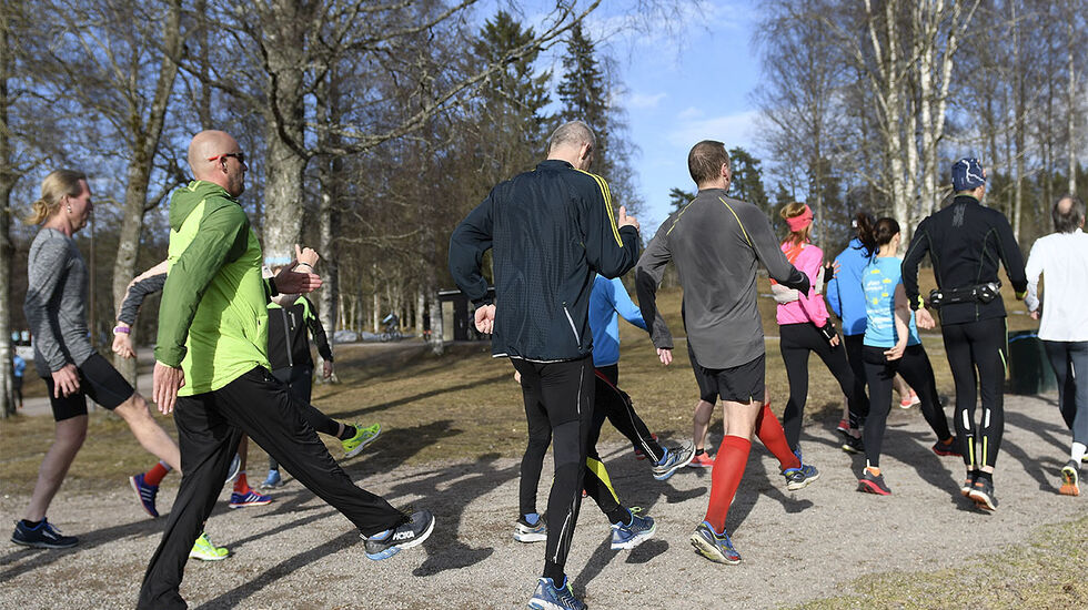 Gruppetrening: På fellestreninger kan en få nye impulser. Drill- og spenstøvelser er et nokså fast innslag på Kondistreninga i Oslo der dette bildet er tatt. (Foto: Bjørn Johannessen) 
