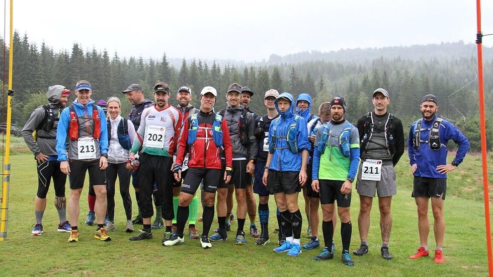 Starten på den lengste løypa, 43 km. Som vi ser av antrekkene var det en våt dag. (Arrangørfoto)